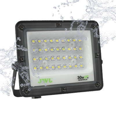 Reflector Tipo Lupa 30 W / Flujo luminoso 3 000 lm / 110 - 240 Vca~ 60Hz /  Dimensiones 150 x 125 x 22 mm / Uso en exterior IP66.